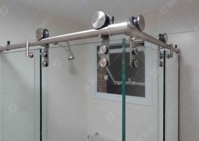 box-roldana-aparente-em-inox-400x284 Box de Banheiro com Roldanas Aparentes